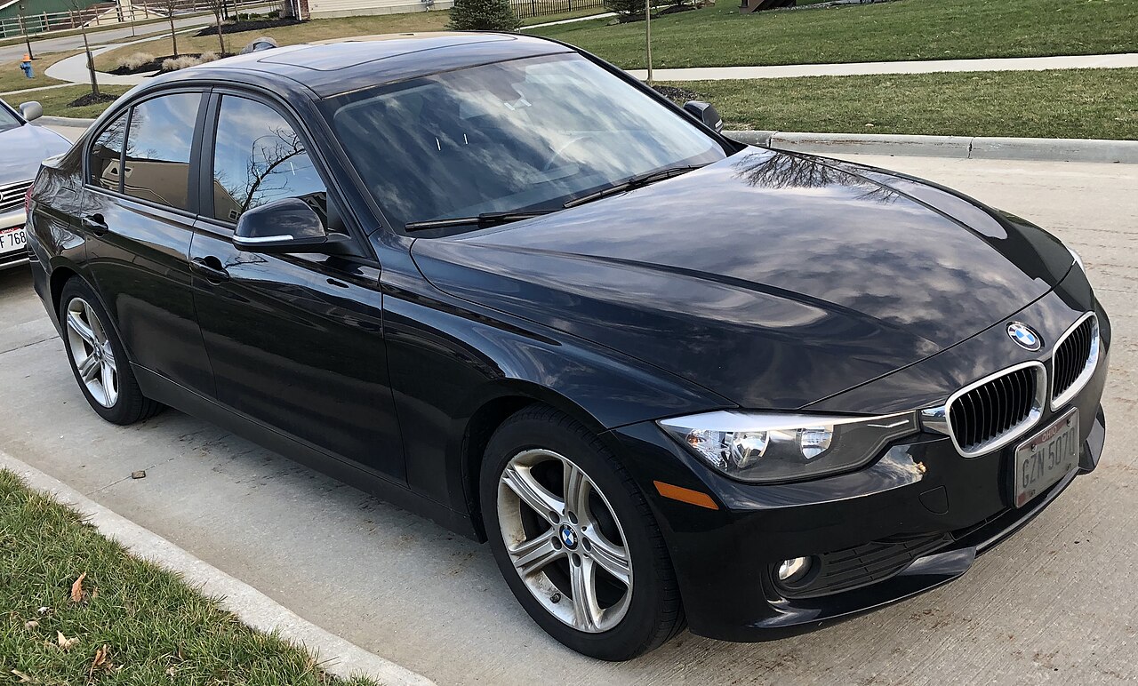 BMW 320i — Sedan