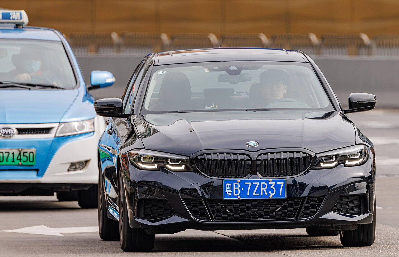BMW 320i — Sedan