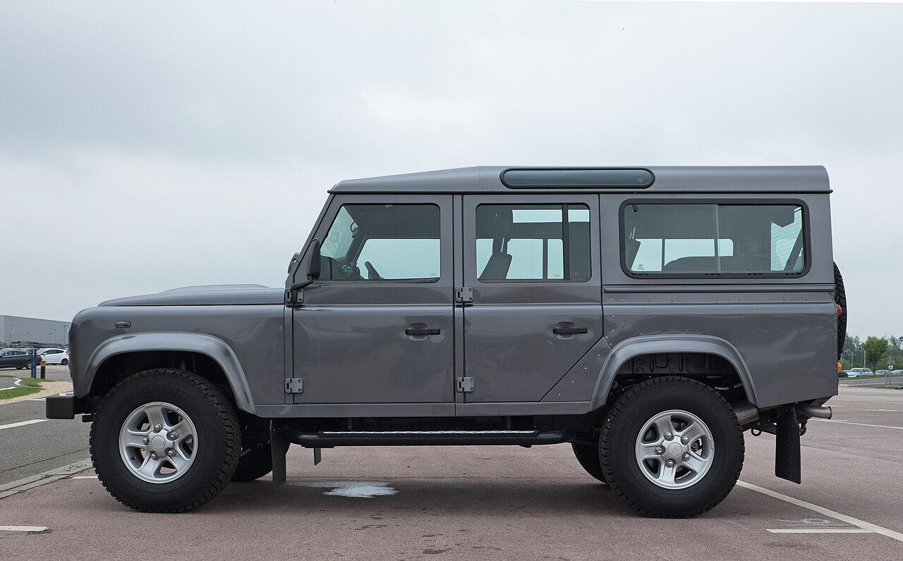 Land Rover Defender — SUV