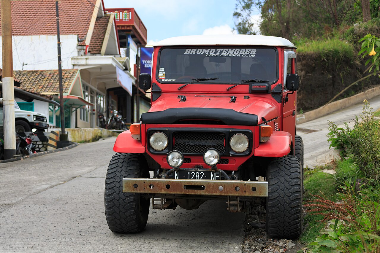 Toyota Land Cruiser — SUV